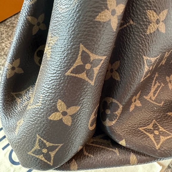 Louis Vuitton Rivoli MM - Picture 9 of 11